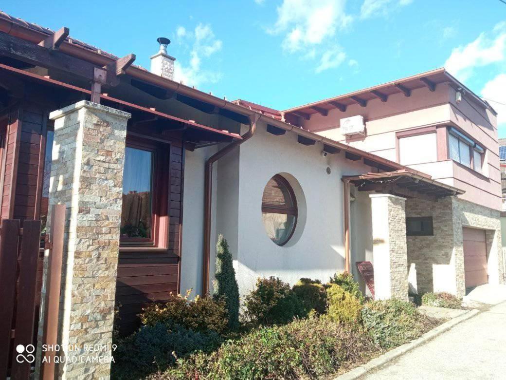 Besenyei Apartman Sarvar Exterior foto