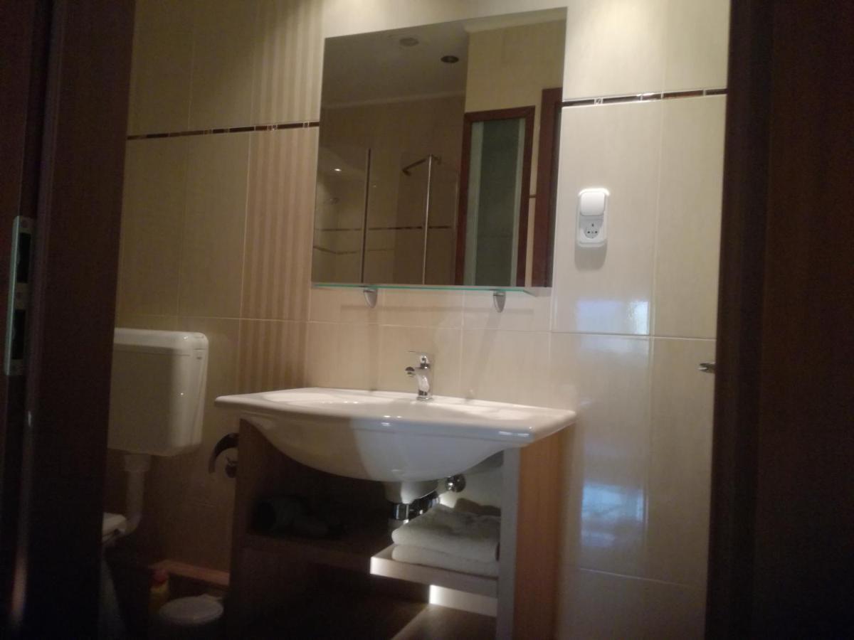 Besenyei Apartman Sarvar Exterior foto